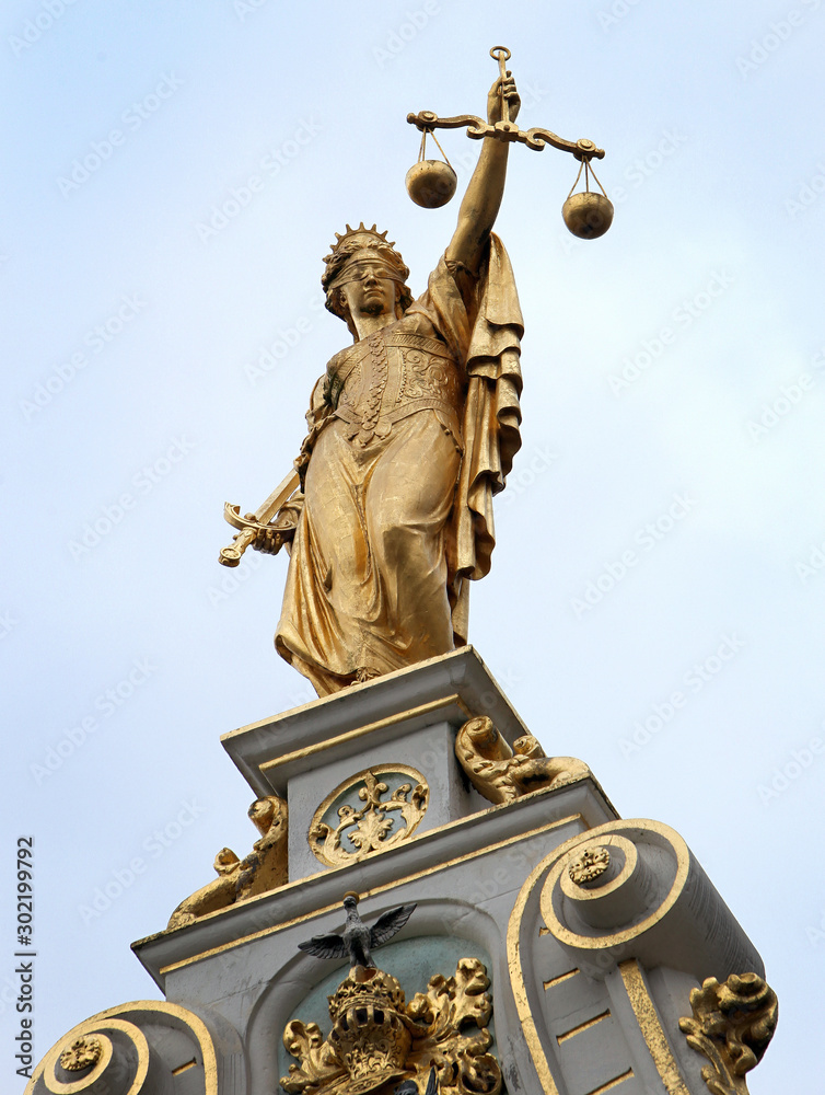 Figur der Justitia an einem historischen Gebäude in Brügge ( Belgien)