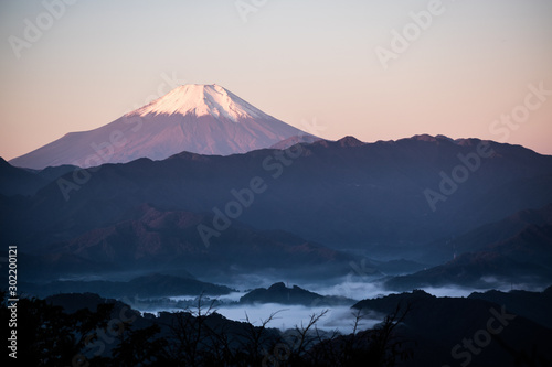 富士山と相模湖 © 駿 飯尾