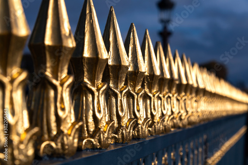 Paris Park Zaun Gold Tuileries Louvre Place de la Condorde Champs-Élysées schmiedeeisern historisch Spitzen gülden historisch Renovierung Reihe Hintergrund Frankreich Metropole Hauptstadt Kulisse 