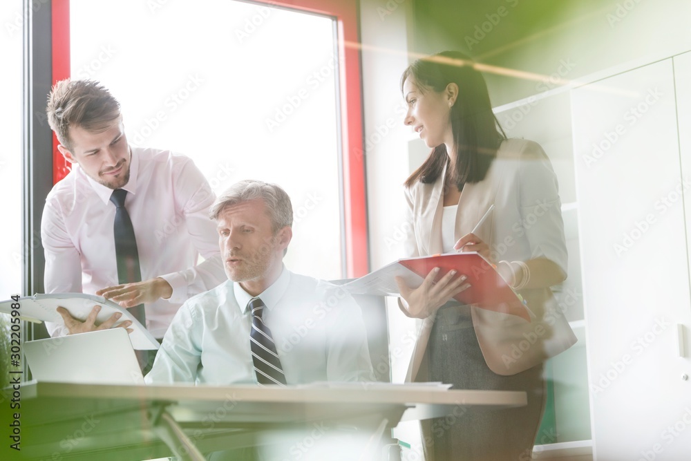 Obraz premium Business people discussing and preparing plans before meeing in office