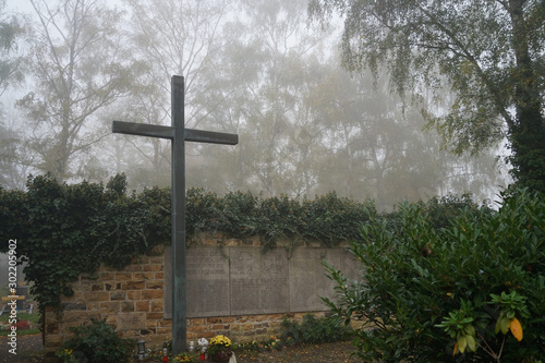 Gedenkstätter der Kriegsopfer auf dem Friedhof im November Nebel