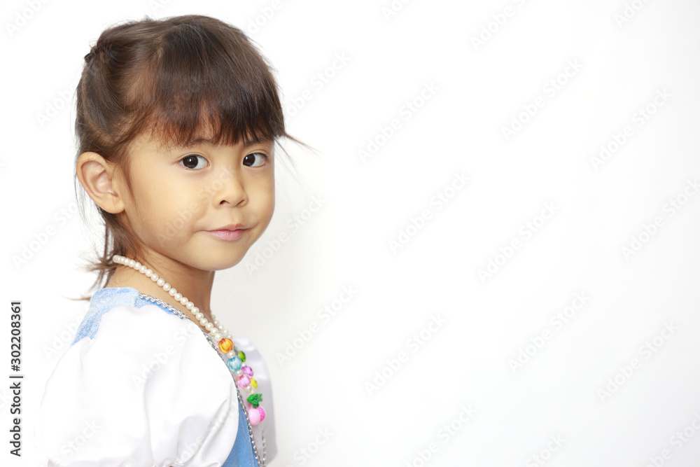 ドレスを着る幼児の横顔(4歳児) ドレスを着る幼児の横顔(4歳児)