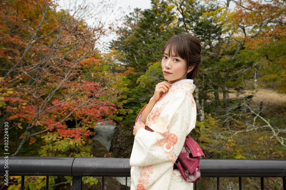 紅葉と着物の女性