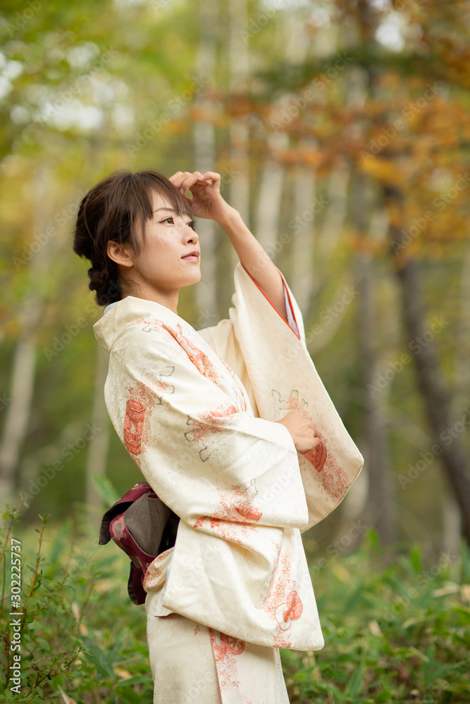 紅葉と着物の女性 紅葉と着物の女性
