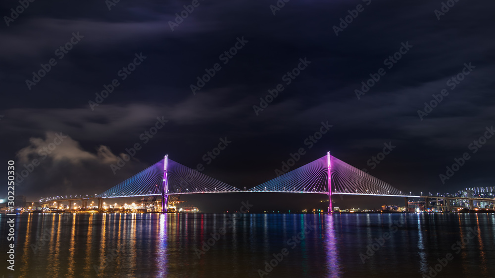 Φωτογραφία Night view of the Busan Harbor Bridge illuminated, connecting the Yeongdo and Nam districts in Busan, South Korea