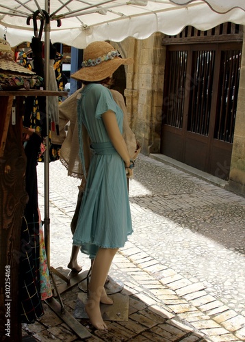mannequin de vitrine dans une boutique de prêt à porter © papinou