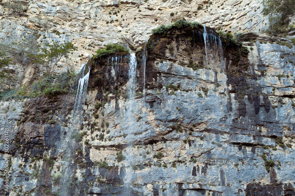Wasserfall der direkt aus dem  Karst hervortritt