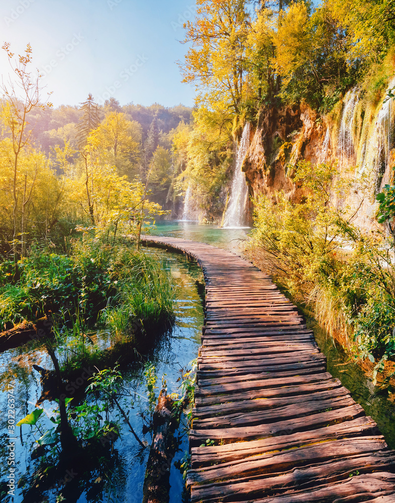 Fototapeta premium Majestatyczny widok na turkusową wodę i słoneczne promienie. Lokalizacja Park Narodowy Jezior Plitwickich, Chorwacja, Europa.