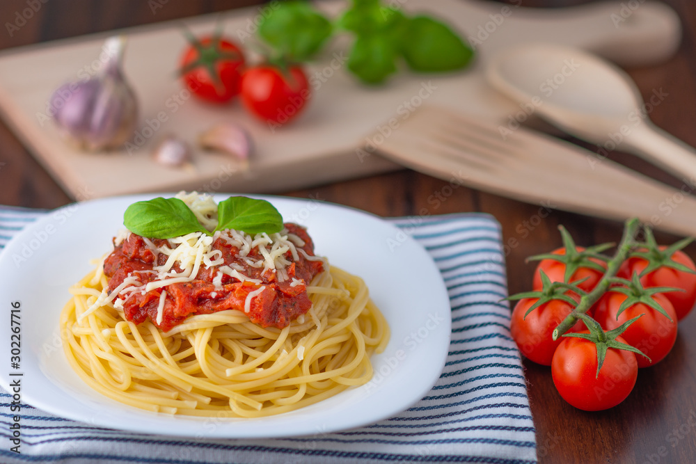 spaghetti with tomato sauce and fresh basil spaghetti with tomato sauce and fresh basil