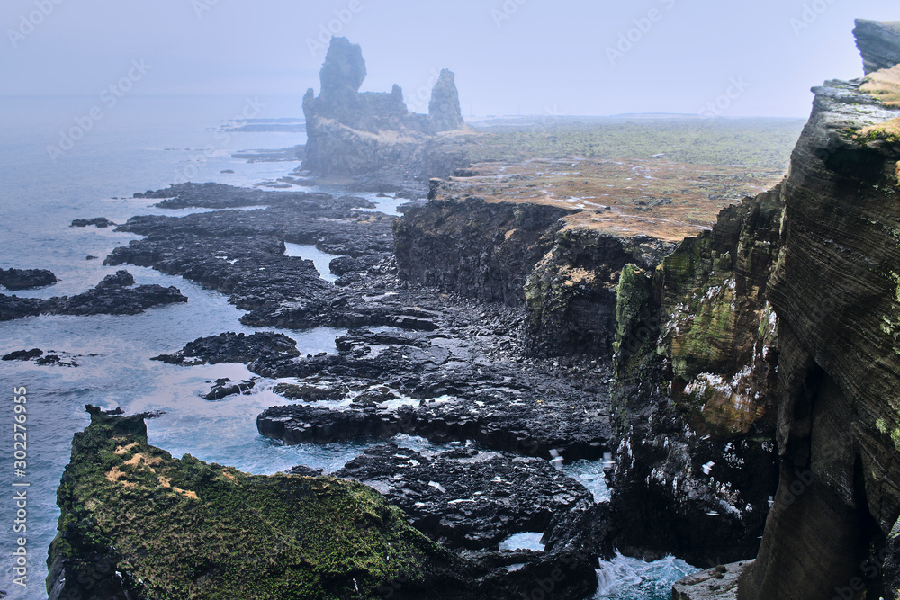 Paisaje de Islandia con acantilados y mar 
