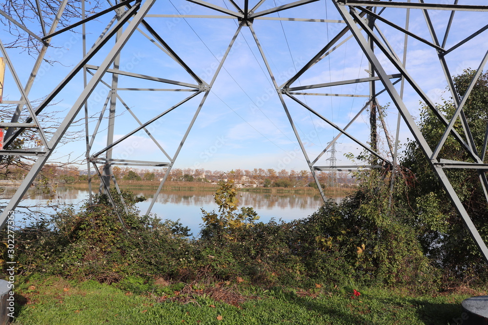 Pylone électrique haute tension dans la commune de Villeurbanne au bord du canal de Jonage - Département du Rhône - France Pylone électrique haute tension dans la commune de Villeurbanne au bord du canal de Jonage - Département du Rhône - France