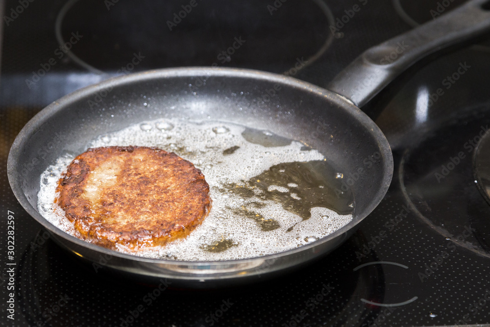 hamburger wird im öl gebraten hamburger wird im öl gebraten