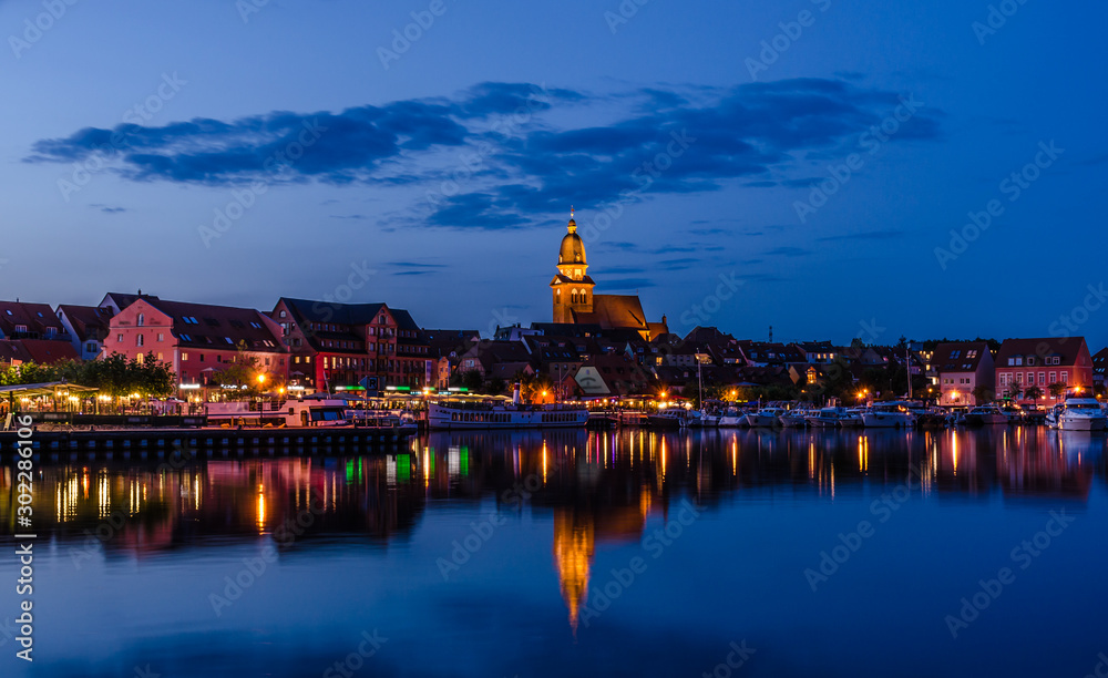 Fototapeta premium Blaue Stunde in Waren (Müritz)