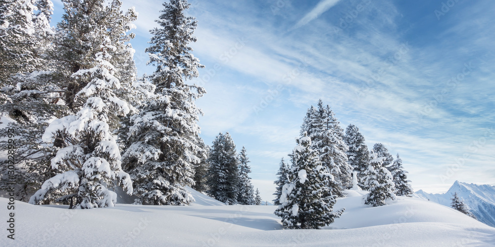 Fototapeta premium Winterlandschaft im Skigebiet Mayrhofen im Zillertal in Tirol als Panorama