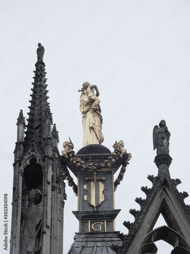 Obraz premium Les 3 statues sur le coter de la cathédral de Rouen.