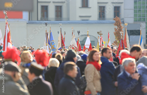 Tłumy ludzi zgromadzone na placu w mieście, święto narodowe.