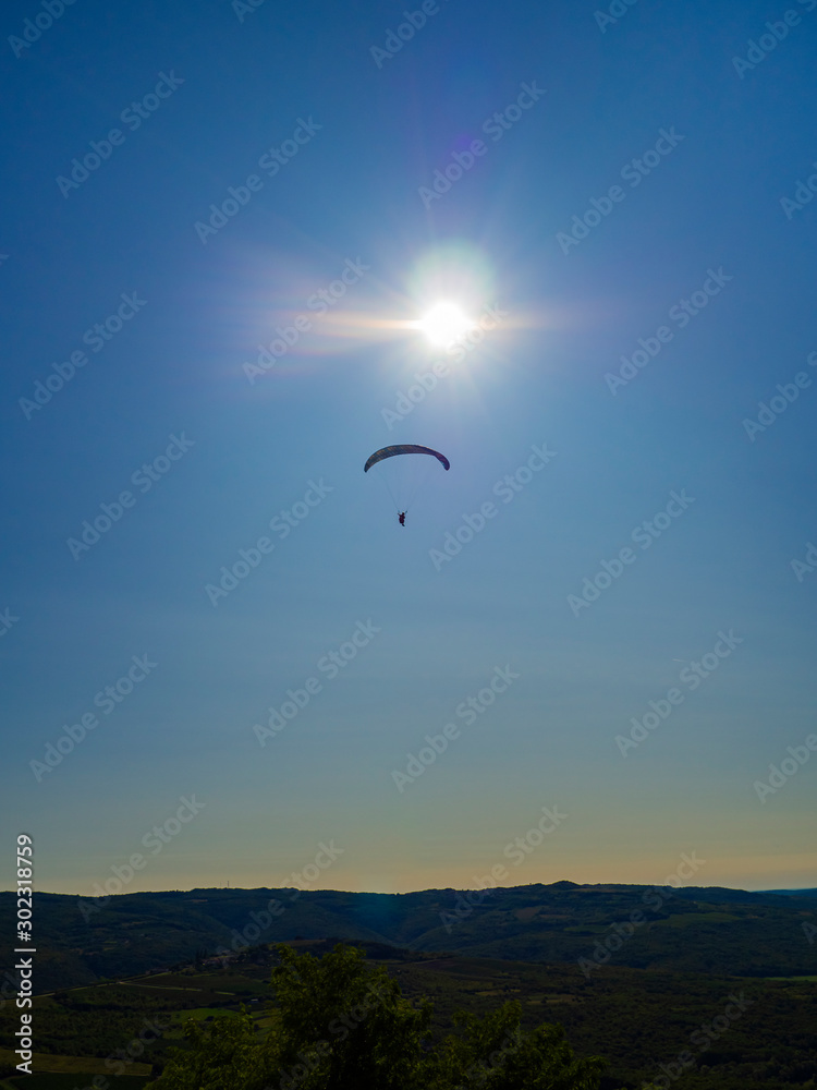 Actividad de aventura, parapente en el cielo azul de Motovun, en la península de Istria, Croacia, verano de 2019 Actividad de aventura, parapente en el cielo azul de Motovun, en la península de Istria, Croacia, verano de 2019