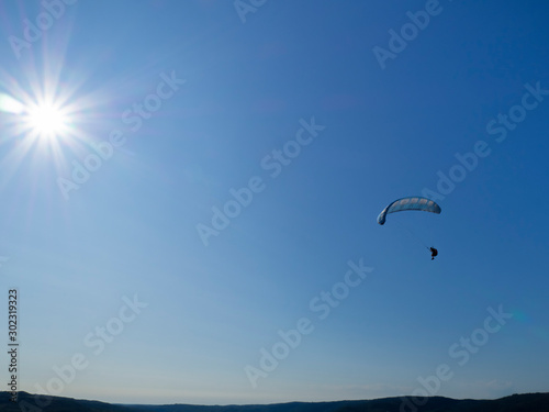 Actividad de aventura, parapente en el cielo azul de Motovun, en la península de Istria, Croacia, verano de 2019