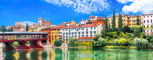 Piękni średniowieczni miasteczka Włochy - malowniczy Bassano Del Grappa. Sceniczny widok z sławnym mostem. Prowincja Vicenza, region Veneto