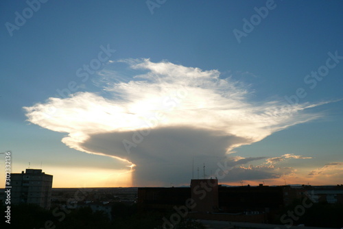Nube de desarrollo en la sierra de Madrid - Guadalajara, desde la ciudad de Guadalajara.