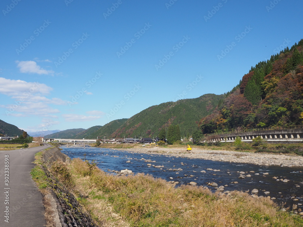 Obraz premium 川と青空