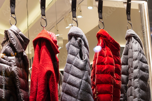 Tableau sur toile five women's jackets on store hangers