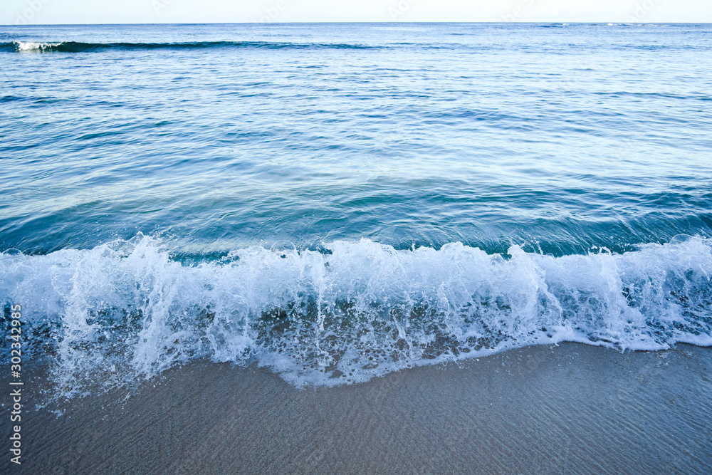 Fototapeta premium ocean waves on the beach