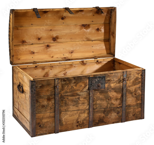 Photo Trunk Treasure chest open with clipping path.