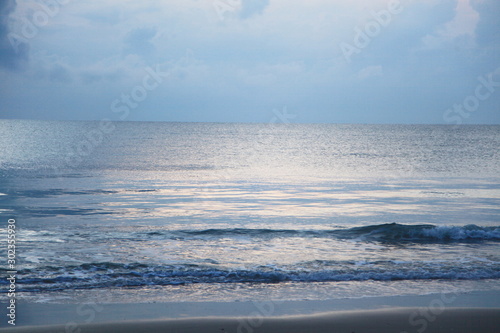 Morning ocean waves in the Gulf of Thailand © Panom