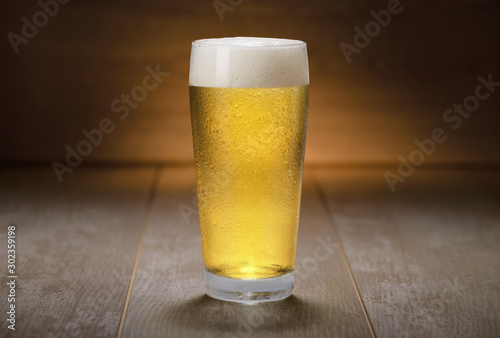 Valokuva A colorful fresh pint glass of pale ale beer, pilsner, lager, traditional brew o
