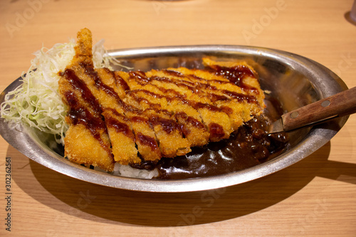 トンカツがのった金沢カレー