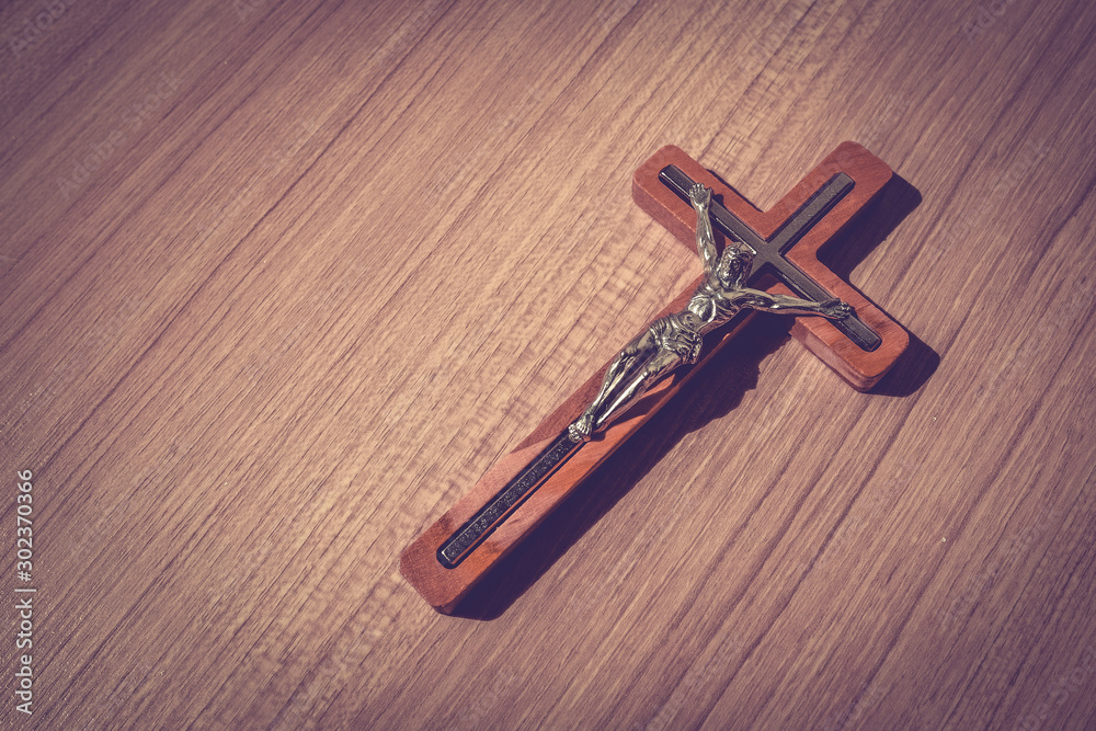Φωτογραφία Scene of the wooden cross with metal Jesus Christ with light and shadow and bibl