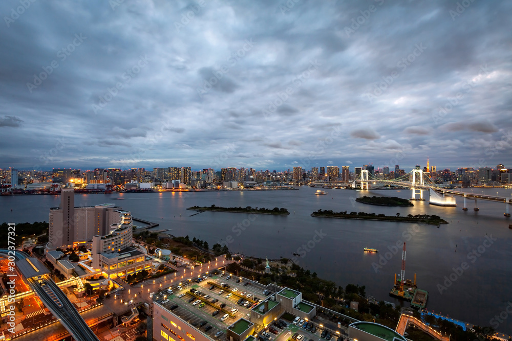 Fototapeta premium TOKYO, JAPAN - OCTOBER 6, 2019: The majestic Rainbow Bridge crossing northern Tokyo Bay between Shibaura Pier and the Odaiba waterfront.