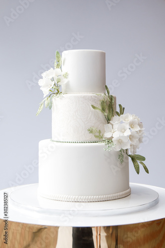 Magnificent bisexual cake for brides and guests
