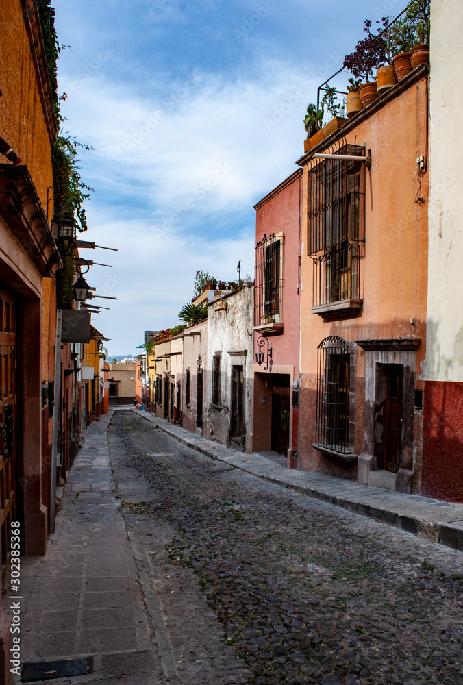 a street view of San Miguel de Allende サン・ミゲル・デ・アジェンデの街並み