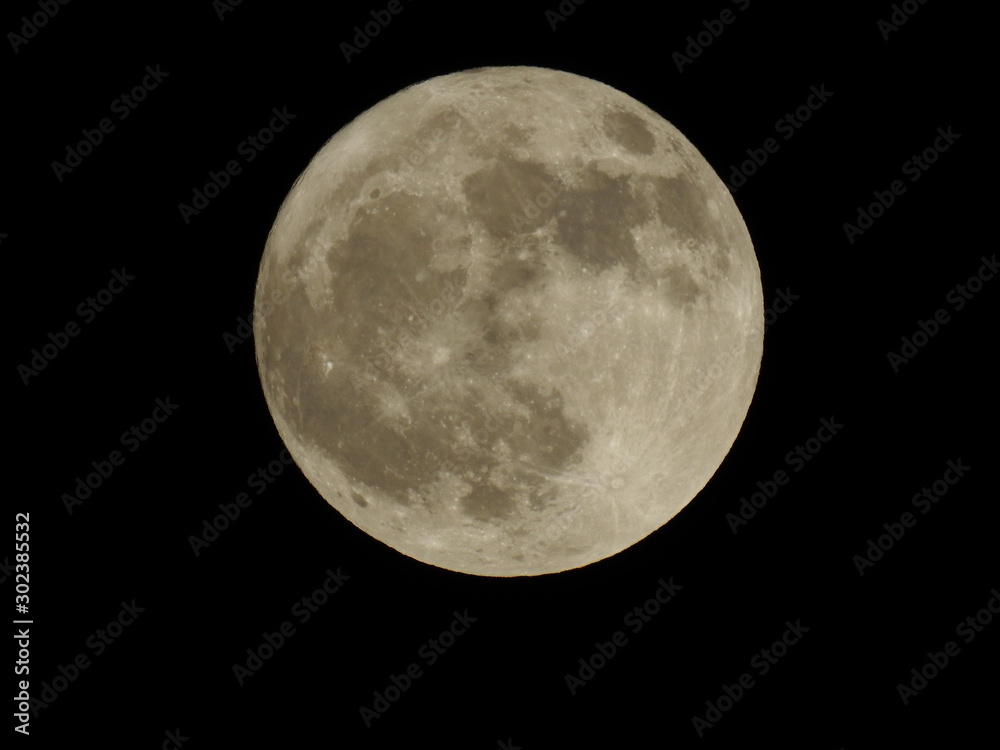 風がない夜の満月。月イメージ素材。月齢15.3 風がない夜の満月。月イメージ素材。月齢15.3