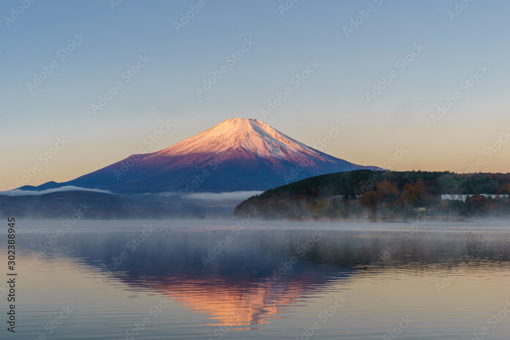 夜明けの山中湖に映る逆さ富士と満月