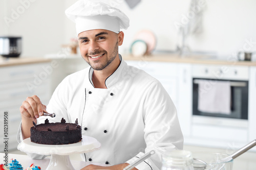 Male confectioner decoratin...