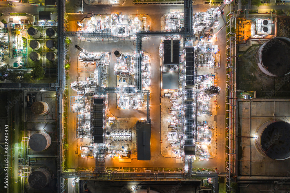 Φωτογραφία Aerial view of Oil and gas industry - refinery at twilight with chemical storage tank