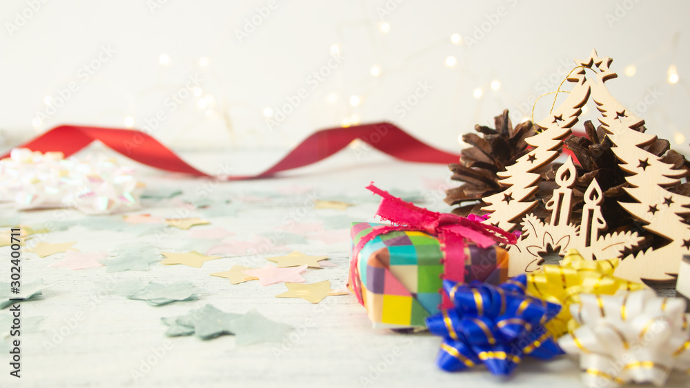 クリスマス背景 折り紙のプレゼントと松ぼっくりとクリスマスツリーのオーナメント Stock Foto Adobe Stock