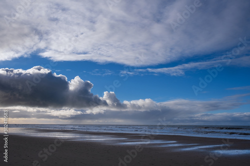 Dramatische Wolkenformation über der Nordsee bei Egmond aan Zee/Niederlande