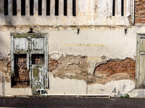 The walls of the old house and bricks