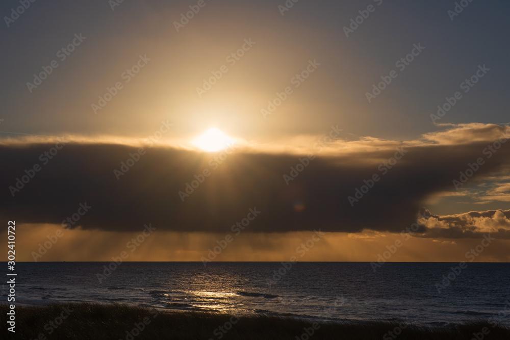 Obraz premium Sonnenuntergang über der Nordsee im Winter bei Egmond aan Zee/Niederlande