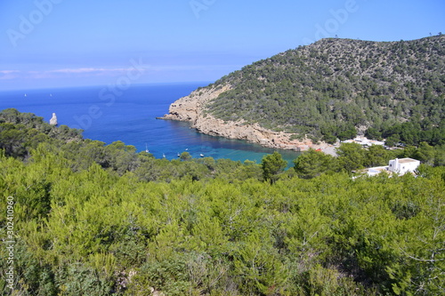 Blick auf die Bucht Cala Benirrás auf Ibiza