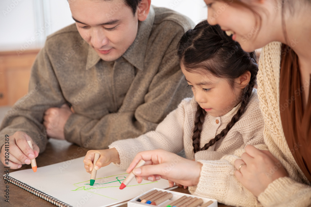 リビングでくつろぐ親子の団欒風景 リビングでくつろぐ親子の団欒風景