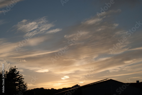 Rötlicher Himmel in der Abend Dämmerung