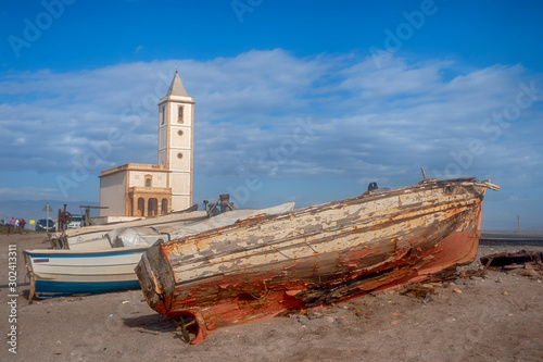 barca de pesca a la orilla de las salinas, Almería