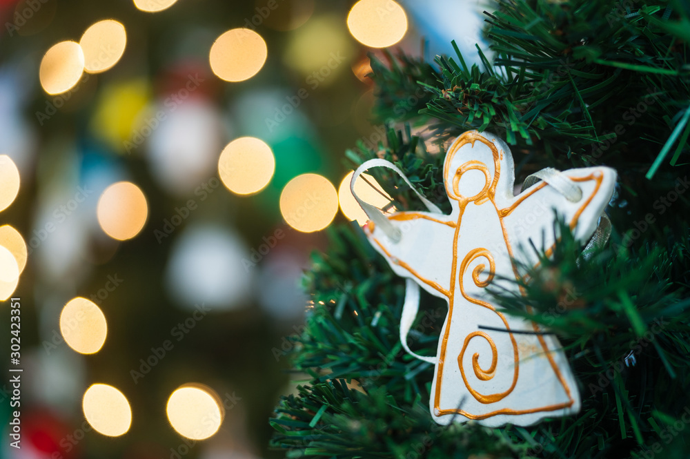 Christmas tree angel decoration on christmas tree background - obrazy, fototapety, plakaty 