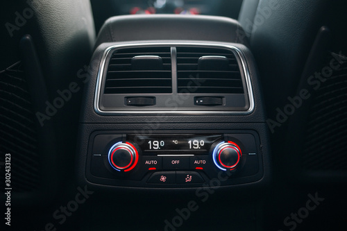 Car rear seats row air conditioning control © Moose