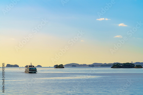 宮城県 日本三景 松島の島並と船 photo